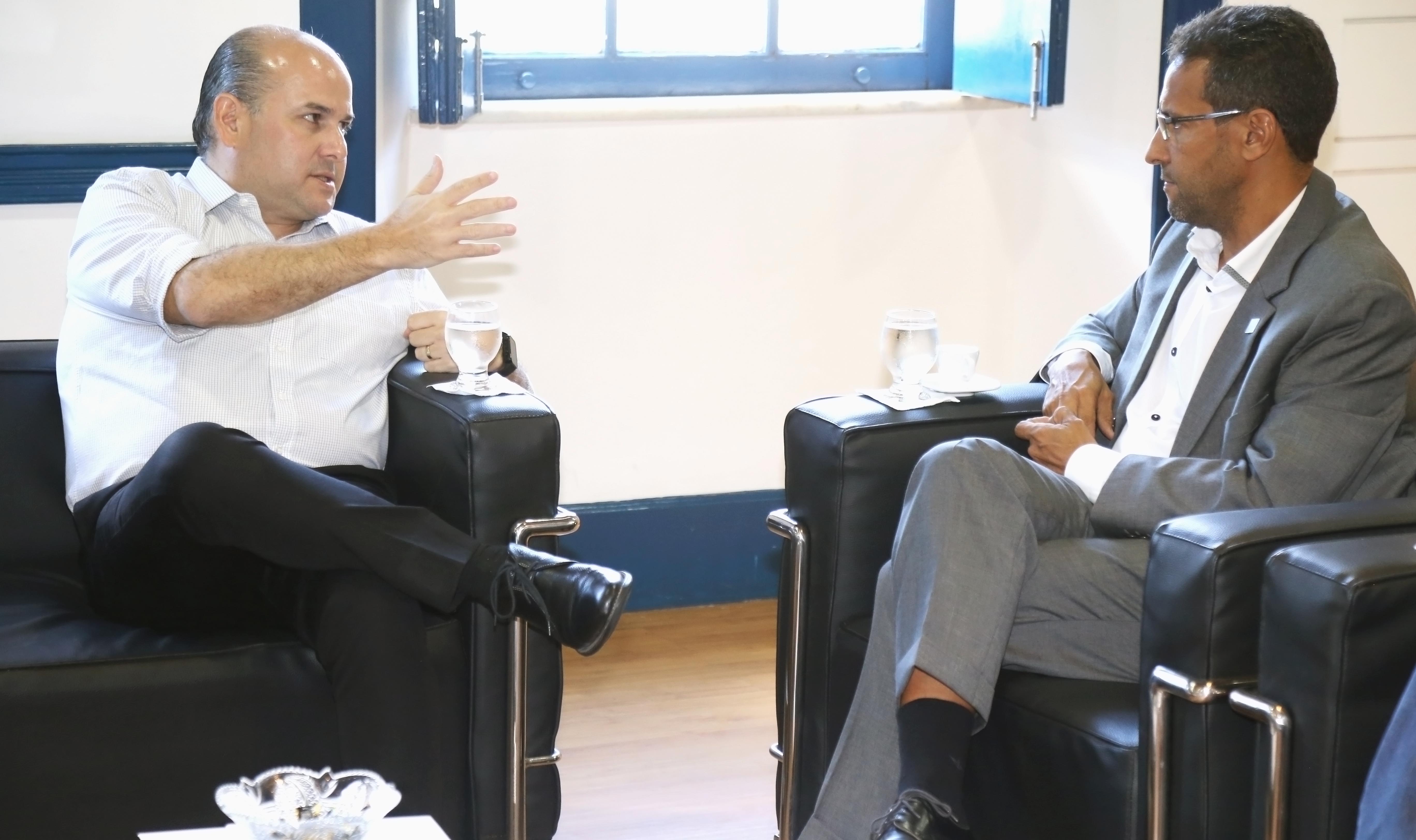 Roberto Cláudio e António Nunes conversam sentados em poltronas no gabinete do prefeito